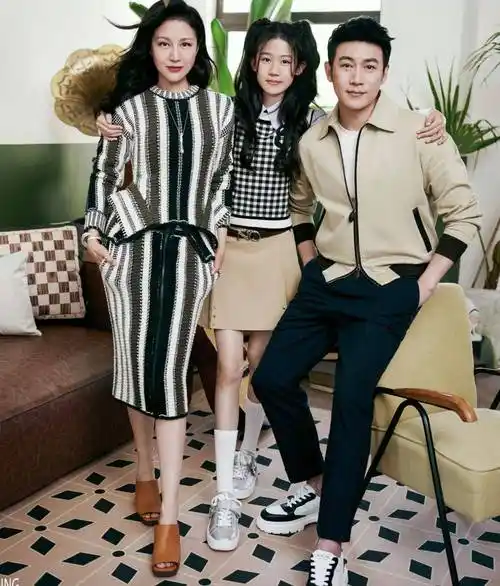 陆毅带女儿拍写真,15岁贝儿身高快赶上爸爸,一双"筷子腿"吸睛_身材