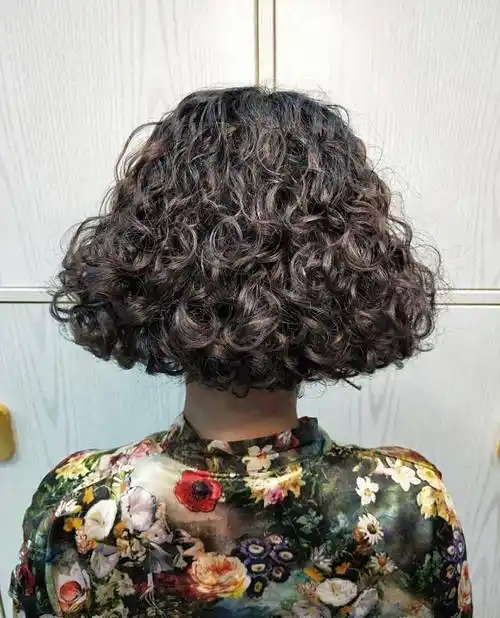 60岁头发少怎么烫发减龄又显发量多试试棕色卷发时髦又养眼