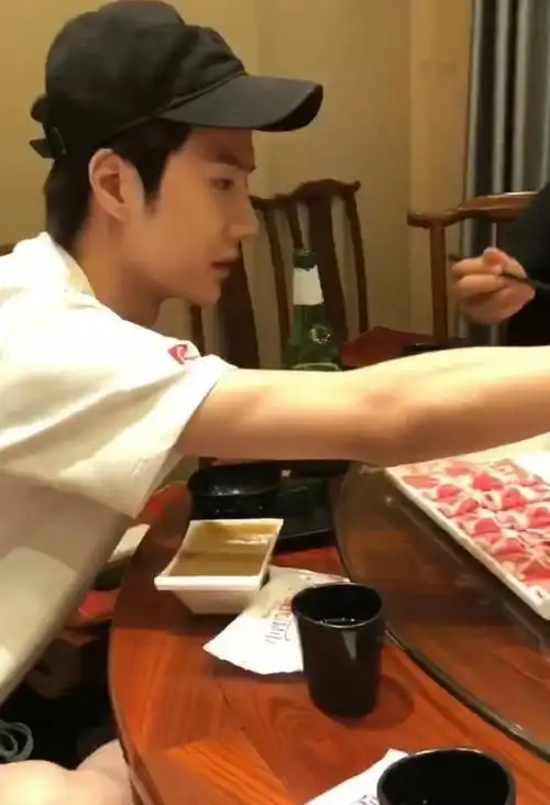 《陈情令》开播四周年,于斌晒肖战王一博吃火锅视频,梦回19年夏天