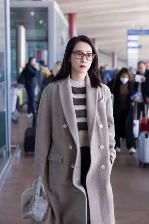 秦海璐身着brunello cucinelli 亮相机场,一袭大衣温暖飒爽