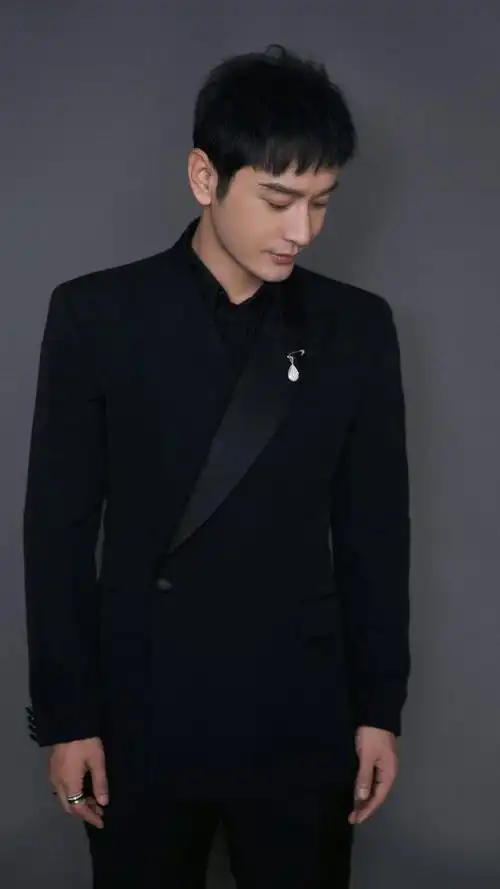 演员黄晓明,陪姐姐乘风破浪,去黄河边开中餐厅,来看帅照