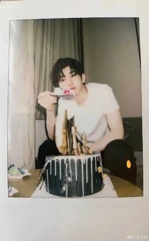 哥哥的白色t恤#蔡徐坤#|#蔡徐坤ins