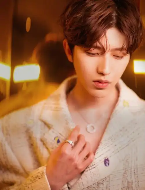 蔡徐坤光影俊朗帅气写真图片19