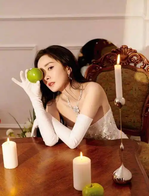 原创杨幂穿抹胸长裙美成在逃公主看着就养眼