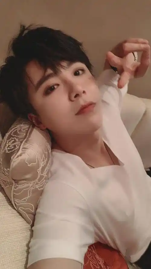 刘宇宁60岁女粉丝晒追星感想获偶像送演唱会门票