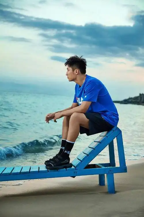 简介:黄景瑜芭莎男士封面大片写真图片,分享一组黄景瑜图片给大家,图