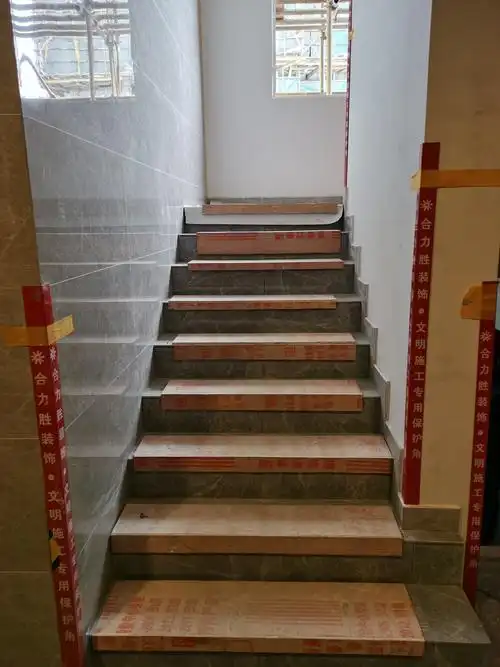 考虑到楼梯通道要保证1米宽,只能单边墙面贴抛釉砖.