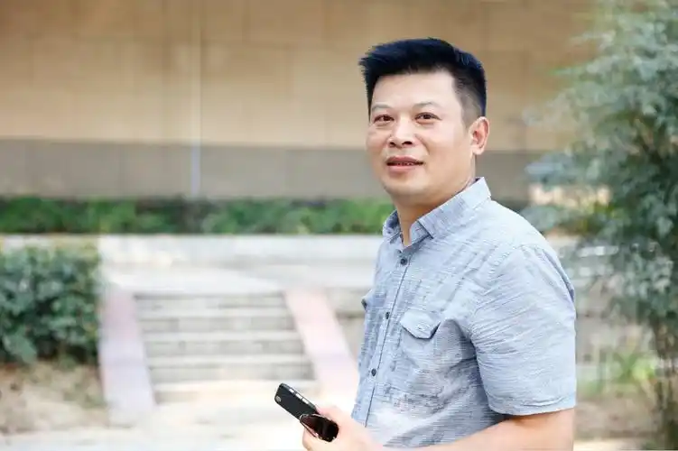 省诗歌学会副秘书长张一兵主持人:姚龙(左),黄婷(右)王跃文为2016湖南