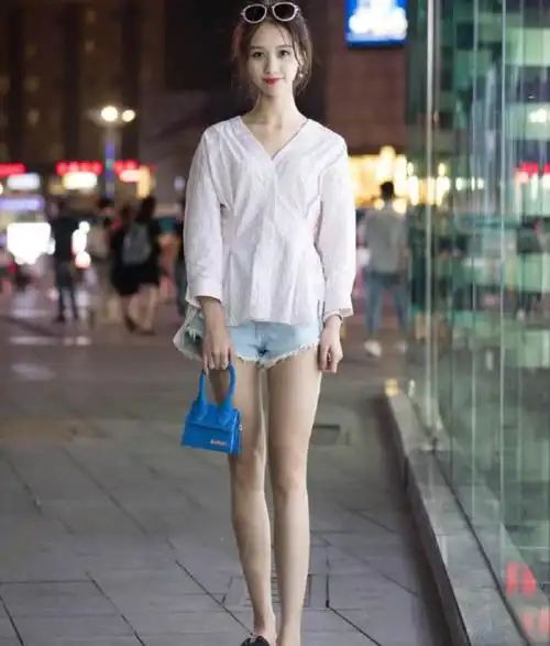 穿超短裤的小姐姐,腿型完美,显得格外有气质