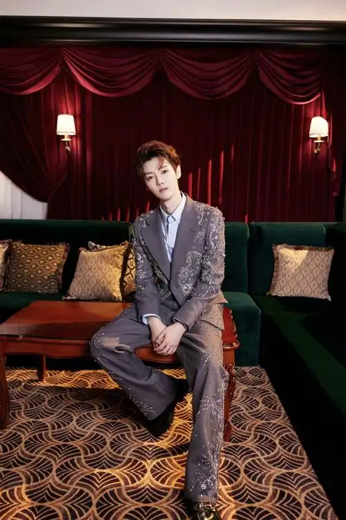 鹿晗gucci活动刺绣西服造型写真 内搭蓝色衬衫超帅超精致