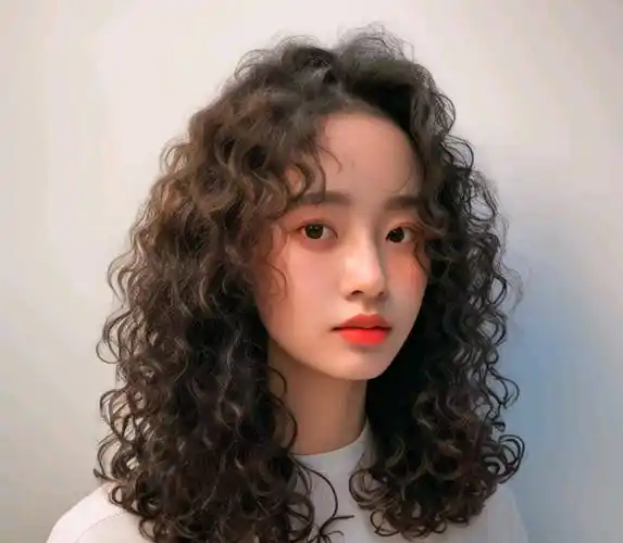 冬天发型不论怎么烫,最美还是羊毛卷全头烫,蓬松瘦脸