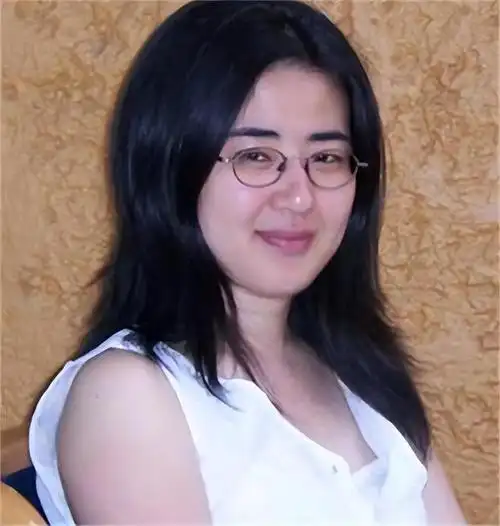 回顾28岁北大才女田晓菲嫁53岁美国老头加入美国籍现状如何