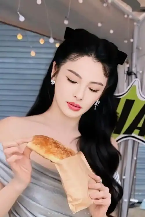 张雨绮银色收腰裙#哇塞,张雨绮这造型也太收腰了吧,果然美女的腰是摄