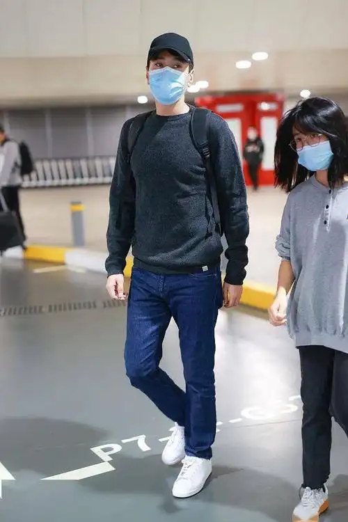 赵又廷穿黑色紧身上衣凸显胸肌 深蓝牛仔裤搭小白鞋简约帅气