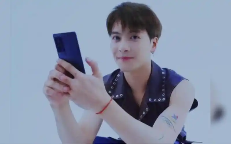 【王嘉尔7015浪漫手机】这个男人的笑容太治愈了