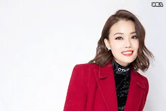 容祖儿春卷门指的是容祖儿出道时为争取机会听从老板的话用嘴将春卷夹