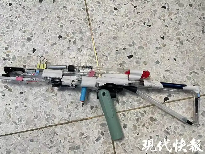 初一男生文具自制"枪"课堂上被发现,老师鼓励式教育被网友点赞!