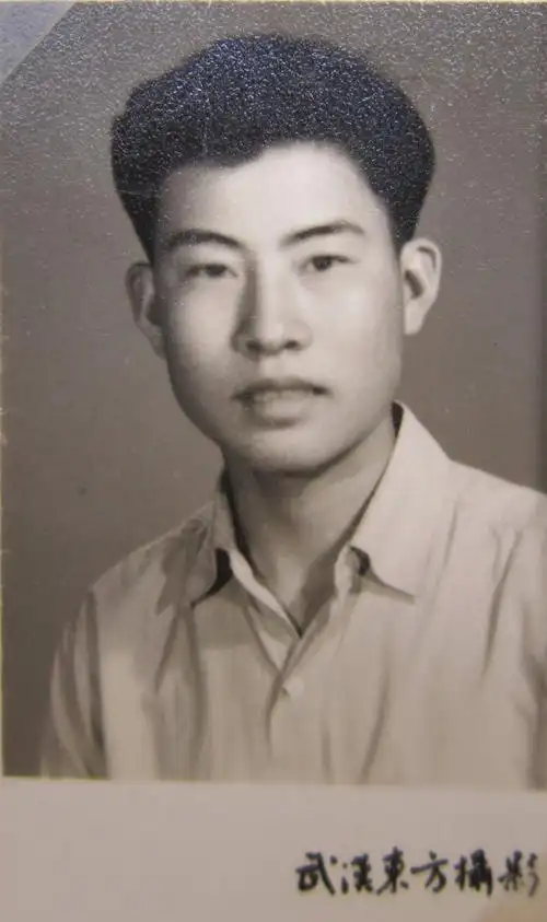 看老旧照片 忆青春足迹