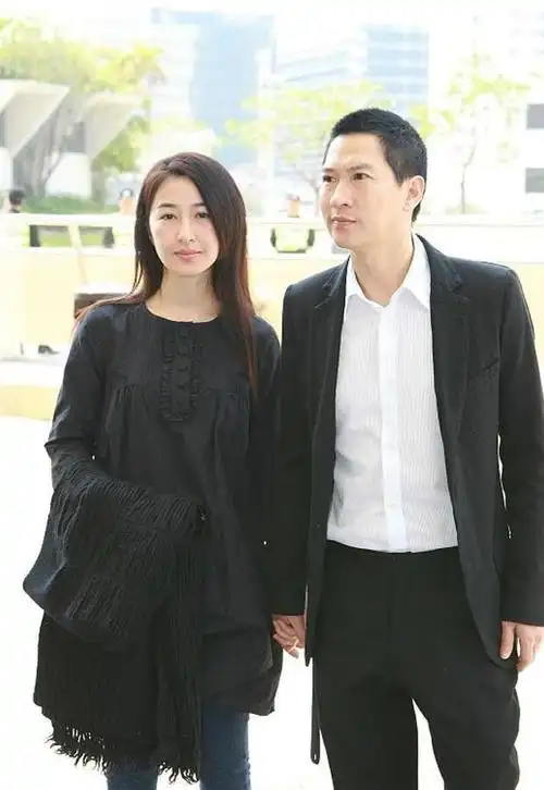 张家辉16岁女儿近照四肢纤细身高吸睛与妈妈关咏荷同框似姐妹