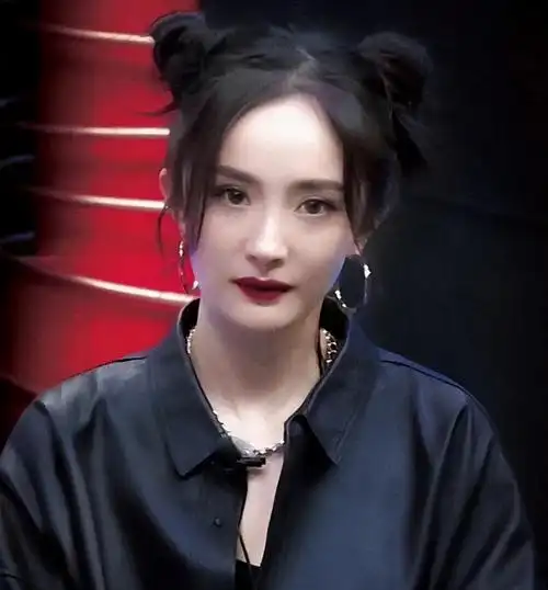 原创杨幂生图又被扒丸子头跟精修图差距大粉丝却还在尬吹少女感