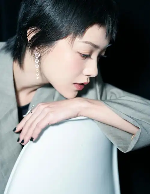 郭采洁抛弃复古港风路线后走起酷潮路线,一身黑色穿搭,个性十足_高清