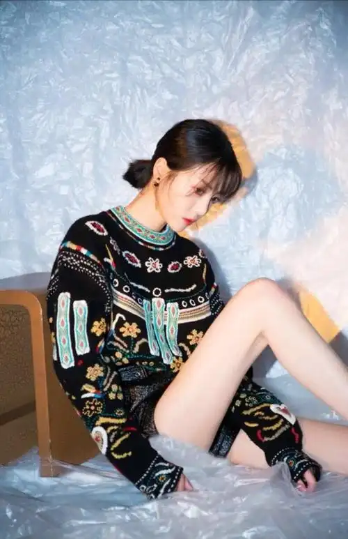 李溪芮为了秀美腿,穿毛衣搭配皮短裤混搭风十足,看到效果我酸了_网易