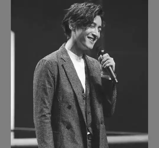 37岁的胡歌,留起长发和胡须也帅得掉渣_白色_绸质_睡衣