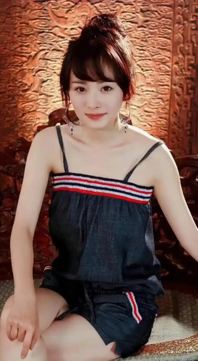 杨幂宫时期的旧图  以前的眼神温柔,性格也是北京大妞直爽性格,现在