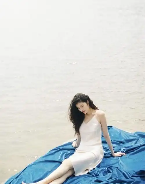 何穗更新港风照,肤白貌美大秀长腿,对得起她"何仙姑"称号_网易订阅