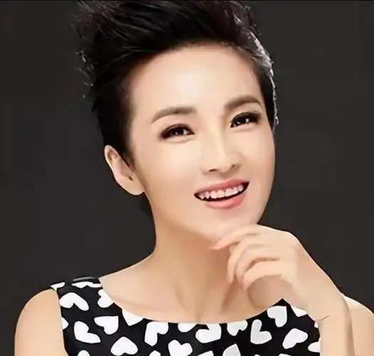 她曾比董卿还红,却选择了嫁人生子,如今的管彤生活||.