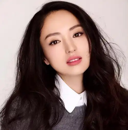 拍完戏,热心的苗圃还张罗着给罗晋介绍女朋友:"你每天挣这么多钱给谁