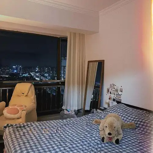 收拾了一下卧室配上夜景感觉还8错
