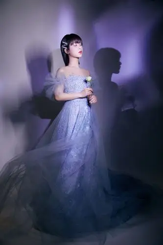 杨紫雾蓝长裙亮相东方卫视跨年,连唱四首歌,愿望是拍好戏__凤凰网