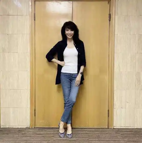 原创62岁郑裕玲太敢穿了黑色透视蕾丝上衣配直筒裤不俗反而很高级