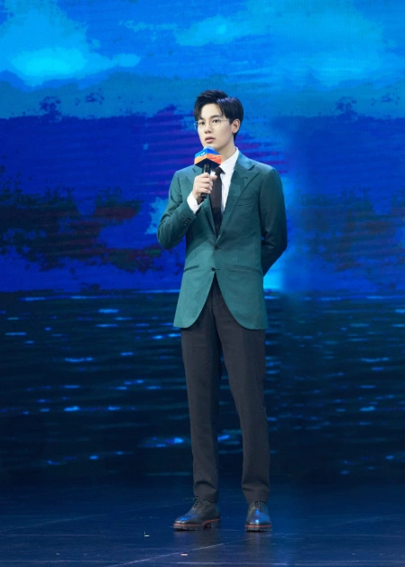 胡先煦真的太敢了!大胆挑战绿色西装,男生看了都不得不服_腾讯新闻