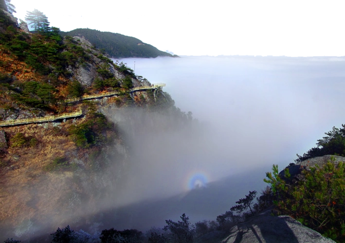 明月山月在山中行山在月中明