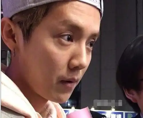 路人随手抓拍鹿晗, 网友: 化妆和没化妆的区别, 看了心碎!