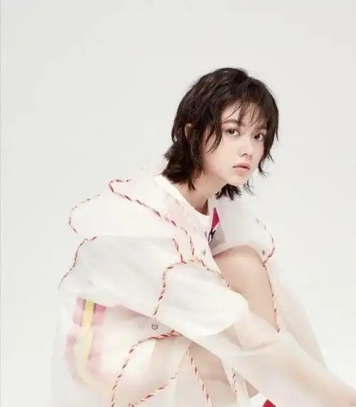 赵今麦的短发软萌可爱,穿着休闲装简单好看,这就是17岁的模样吧?