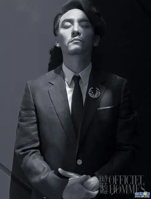 张震气质落拓面色从容 登时尚杂志封面