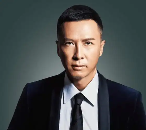 甄子丹"乔峰"的形象是一个披着长发,留着胡子,穿着红袍,手持长剑的