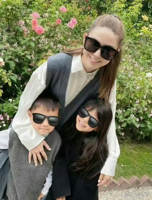 昆凌近日在社交媒体上晒出了一组与周杰伦的孩子们的合照,照片中可见