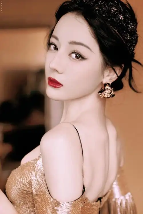 迪丽热巴鎏金裙