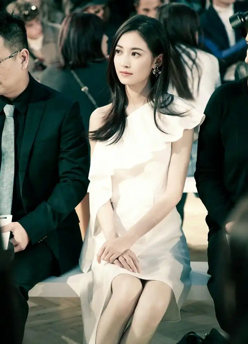 陈钰琪首战时装周,清纯高贵御姐风格来回切换,一个字:就是美!