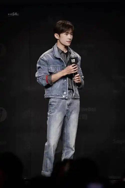 帅气的九号代言人易烊千玺