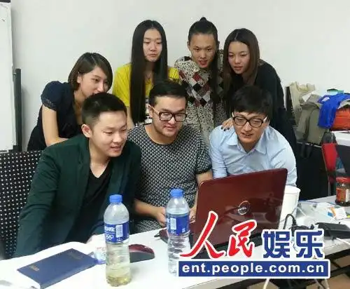 梁博女友身份被扒梁博年龄是21岁(生于1991年),而梁博女友年龄25岁