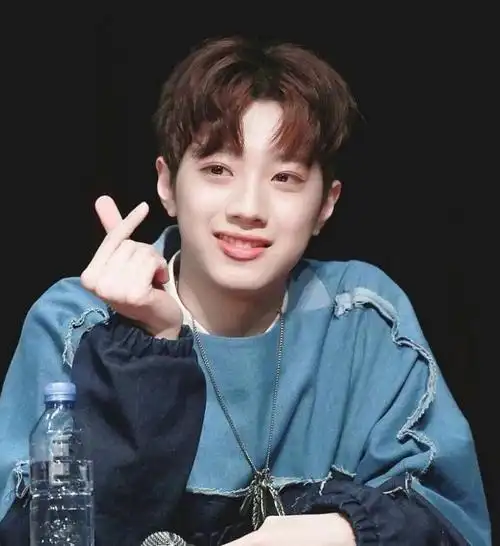 赖冠霖暖心宠粉 空降粉丝群称自己一切都好