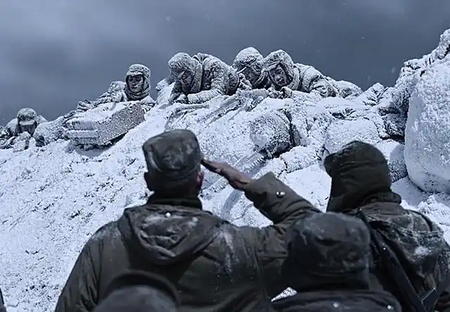 烊千玺饰演)的角度来表现长津湖战役中的惨烈和志愿军战士的不屈不挠