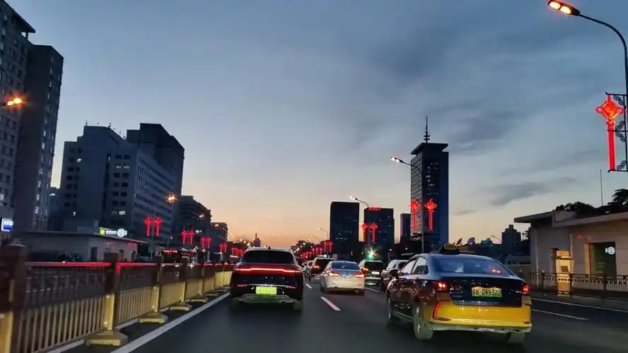 傍晚的西长安街,略显拥堵.