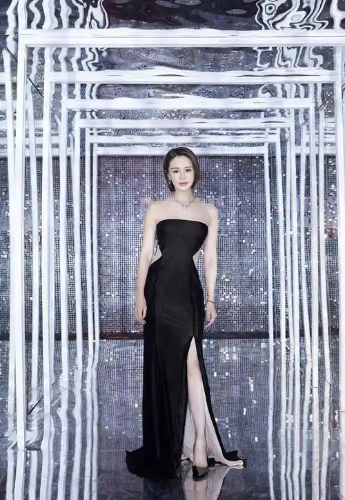 关悦佟大为真是模范夫妻,站一起也手拉手,穿挂脖裙不像当妈的人_礼服