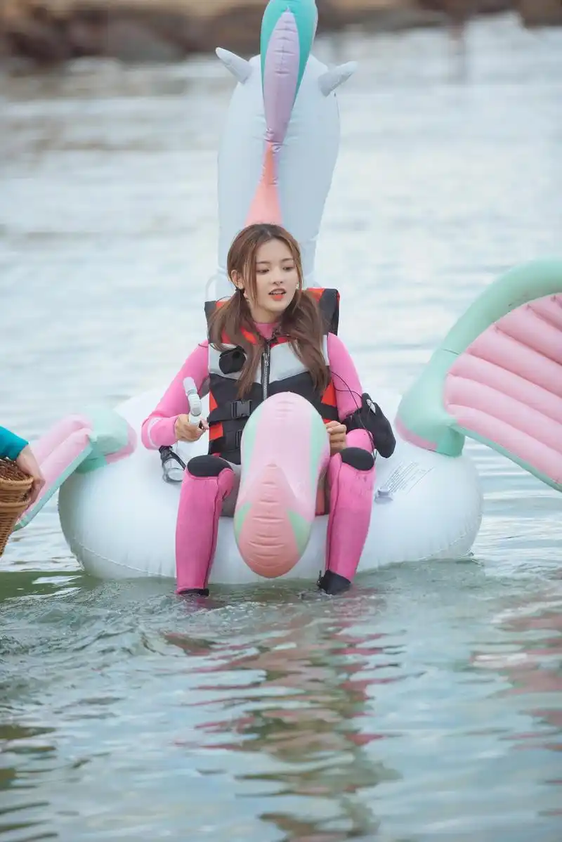 组图:杨超越身穿粉色潜水服海边玩耍 身材纤细少女感十足